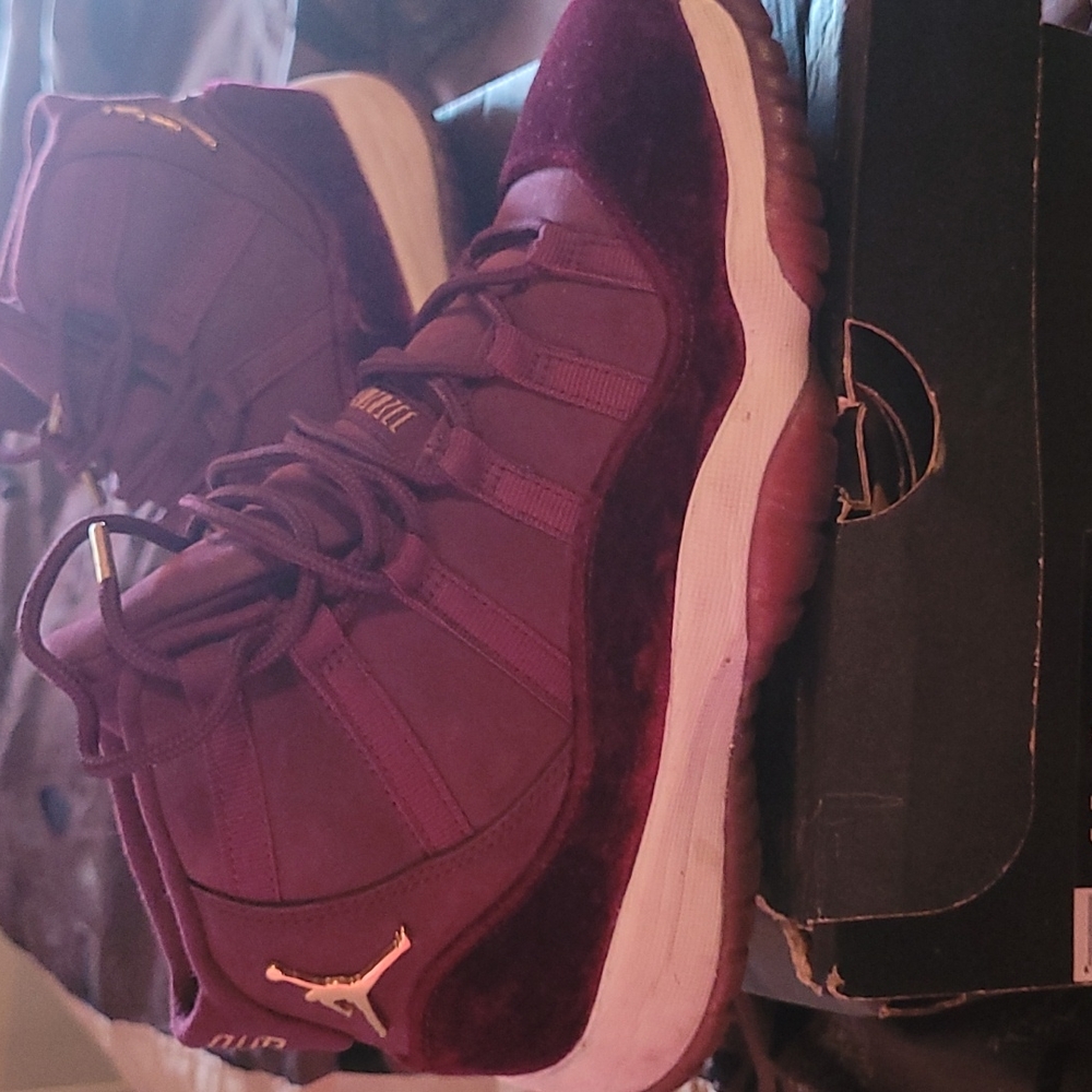 Jordan 11's size 4.5US boys burgundy